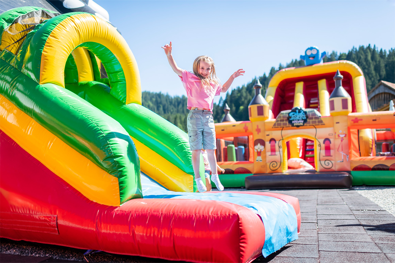 Gyerekek ugrálnak a szabadban